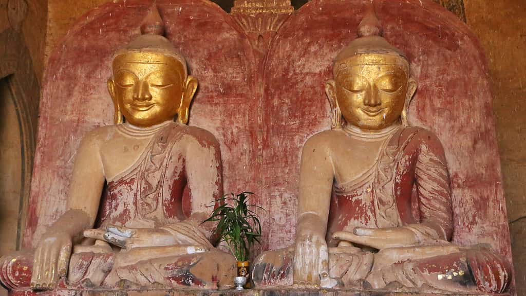 Bouddhas jumeaux du temple Dhammayangyi
