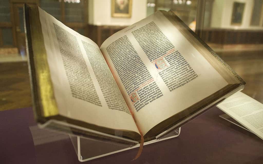 Exemplaire de la Bible de Gutenberg, conservé à la <em>New York Public Librairy</em>, aux États-Unis. © <em>Wikimedia Commons</em> by-sa 2.0