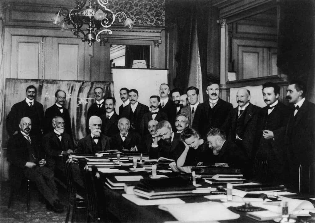C’est ici que se réinventa la Science, à l’hôtel Métropole, à Bruxelles. La première conférence Solvay de 1911 réunit entre autres Marie Curie, Henri Poincaré, Paul Langevin et Albert Einstein, le deuxième en partant de la droite. © Benjamin Couprie, <em>Wikimedias Commons,</em> DP 