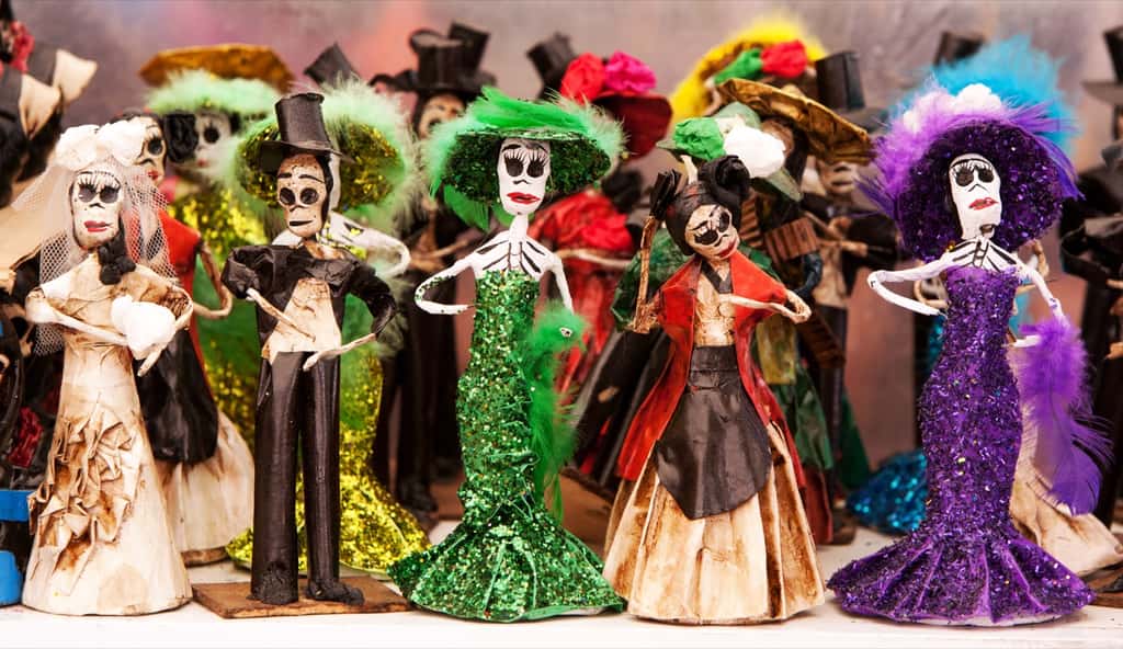 Au Mexique, la Catrina, figurine en papier mâché, est devenue au cours du XX<sup>e</sup> siècle, l’icône populaire de la fête des Morts et, par extension, de la culture mexicaine. © Tomas Castelazo, <em>Wikimedia Commons</em>, CC by-sa 3.0