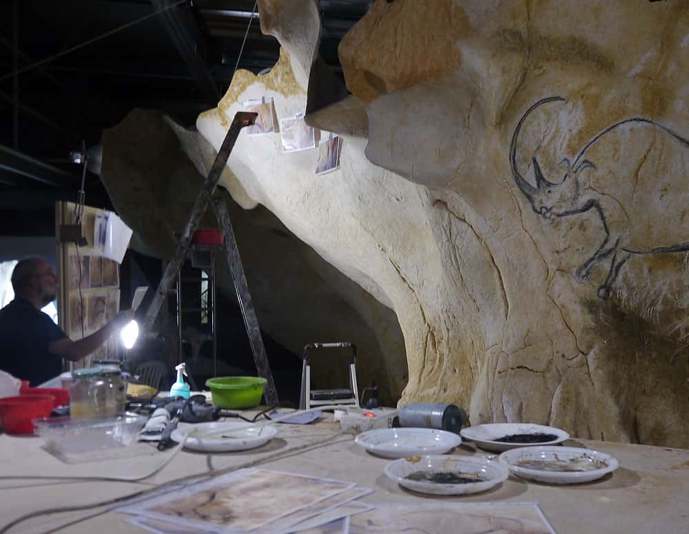 Le préhistorien Gilles Tosello étudie la réplique de la grotte Chauvet