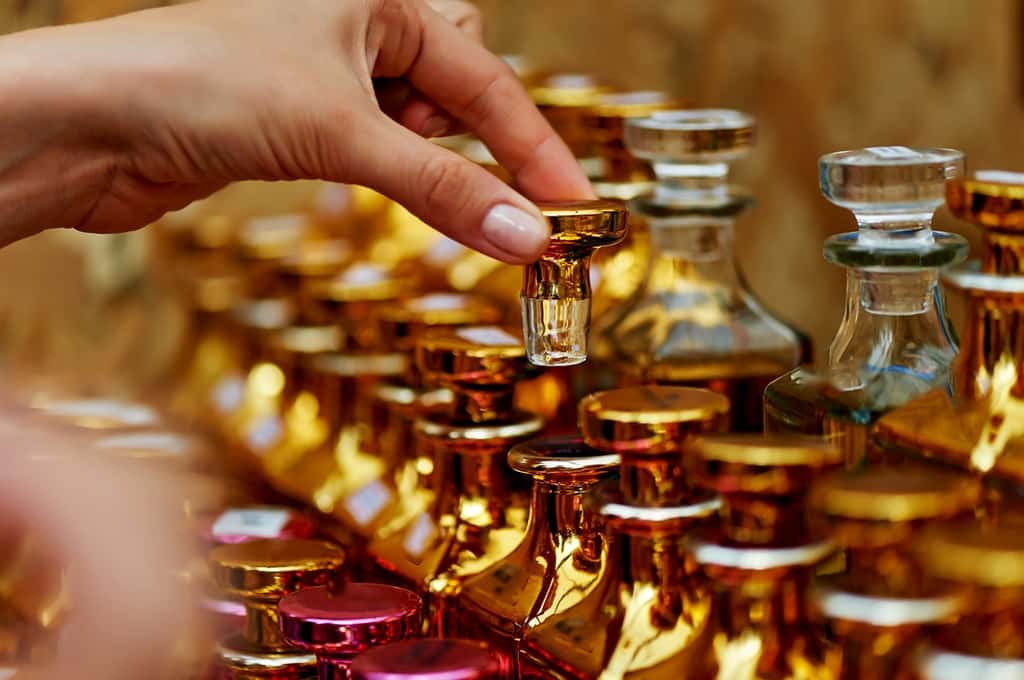 Selon IBM Research, son IA n’a pas pour vocation de remplacer les maîtres parfumeurs mais de leur faire gagner du temps dans leur travail initial de sélection et d’assemblage des senteurs. © Gal2007, Fotolia 