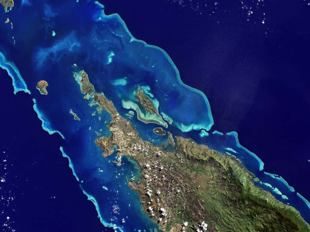 Le lagon calédonien s'étend sur environ 24.000 km<sup>2</sup>. Sa barrière de corail mesure près de 1.600 km de long. Elle abriterait approximativement 300 espèces de coraux et 1.200 espèces de poissons, une biodiversité en déclin. © <em>Nasa Goddard Photo and Video</em>, cc by 2.0