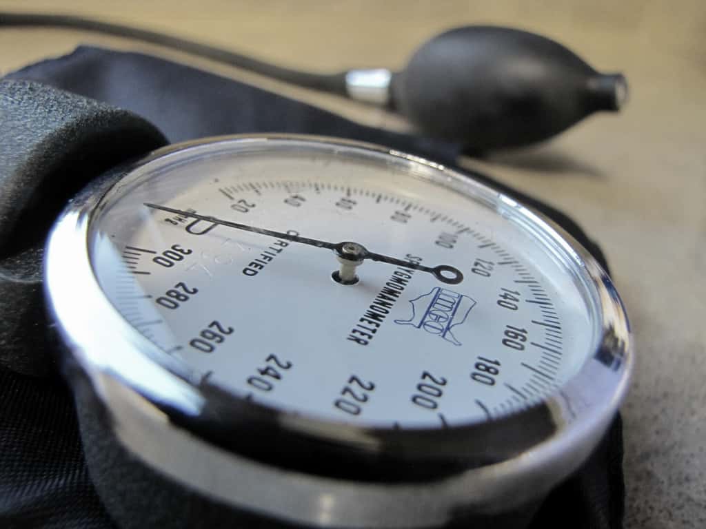 Le tensiomètre est l’instrument utilisé par les médecins pour calculer la tension artérielle (ou pression artérielle). Cette dernière doit normalement être mesurée en position assise ou allongée après 5 à 10 minutes de repos. Les tensions s'expriment en centimètre ou en millimètre de mercure (Hg). Les médecins considèrent qu’il y a une hypertension artérielle pour des valeurs de pression artérielle systolique supérieures à 140 mmHg ou de pression artérielle diastolique supérieures à 90 mmHg. © jasleen_kaur, Flickr, cc by sa 2.0