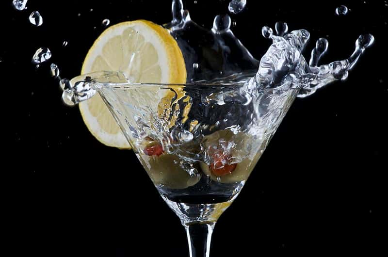 Le vodka-Martini, un symbole d’élégance et de raffinement selon James Bond ? Rien n’est moins sûr, il suffit de calculer sa consommation… © THOR, Flickr, cc by 2.0