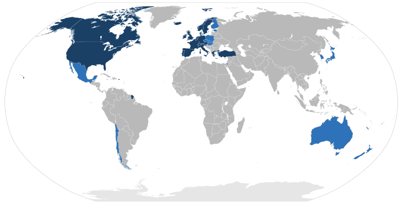 Carte montrant les états de l’OCDE. En bleu foncé sont représentés les membres fondateurs (Allemagne, Autriche, Belgique, Canada, Danemark, Espagne, États-Unis, France, Grèce, Irlande, Islande, Italie, Luxembourg, Norvège, Pays-Bas, Portugal, Royaume-Uni, Suède, Suisse et Turquie) et en bleu clair, les autres états membres (Australie, Corée du Sud, Japon, Mexique, Nouvelle-Zélande, Pologne, République tchèque, Slovaquie). © Emuzesto, Wikimedia Commons, cc by sa 2.0