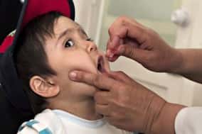 En Syrie, l'OMS utilise le vaccin oral, à base d'un virus atténué. Il est un peu plus risqué, mais confère une protection contre la poliomyélite plus complète que le vaccin à base d'un virus inactivé utilisé en Europe. © Unicef Sverige, Fotopedia, cc by 2.0