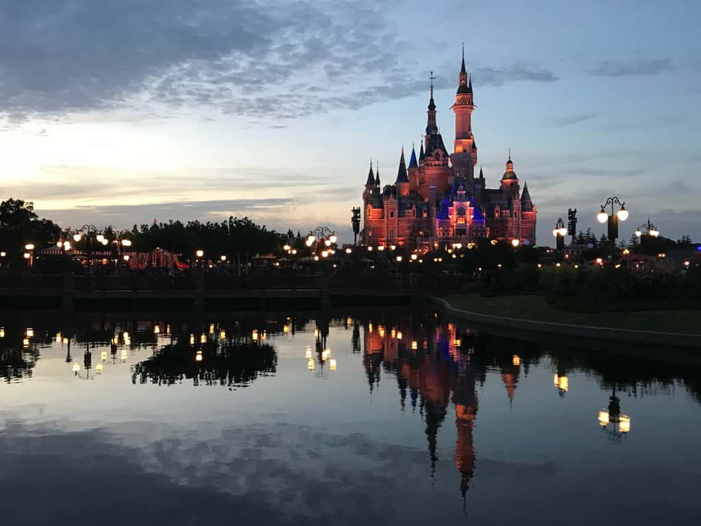 Le château de <em>Disney Shanghai</em> au sein du parc ouvert en 2016, le dernier en date. © Silvia9-Wirestock Creators, Adobe Stock