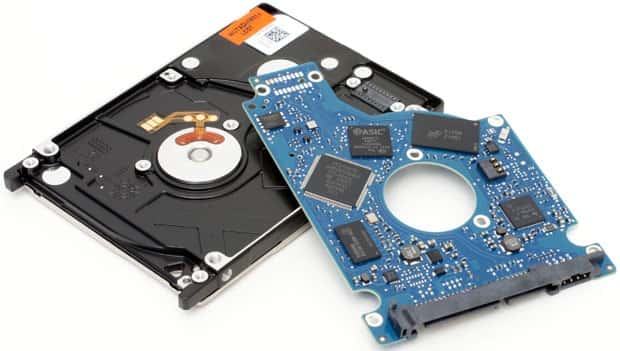 À l'intérieur de ce disque dur SSHD, une carte électronique dispose de plusieurs modules de mémoire SSD et d'un contrôleur spécialement programmé pour stocker les données les plus souvent exploitées sur le disque dur classique. © Seagate