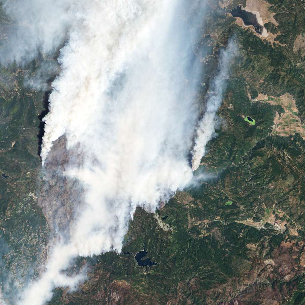 Aux États-Unis, le <em>Dixie Fire</em> est devenu le deuxième plus grand feu de l'histoire de la Californie, couvrant une superficie supérieure à la taille de Los Angeles. Il aura fallu plus d'un mois pour que les 5.000 pompiers mobilisés réussissent à éteindre cet incendie attisé par une sécheresse alarmante et des vents continus. Il a brûlé plus de 500.000 acres et détruit plus de 1.000 maisons. Greenville, une petite ville d'environ 800 habitants dans le nord de la Californie, a été détruite par les flammes, dans la nuit du mercredi 4 au jeudi 5 août. © 2021, Planet Labs Inc.