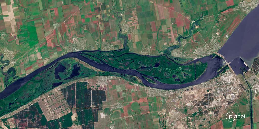 Plan large de la région du barrage hydroélectrique de Kakhovka. Cette image, d'une résolution de 3 mètres et qui s’étend dans sa largeur sur environ 30 kilomètres, a été acquise le 5 juin, quelques heures avant sa destruction. © Planet Labs, 2023