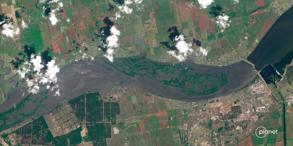 Seulement quelques heures après avoir subi une explosion, le barrage hydroélectrique de Kakhovka a commencé à se vider et à inonder les régions en aval. Cette image a été acquise le 6 juin avec une résolution de 3 mètres. © Planet Labs, 2023