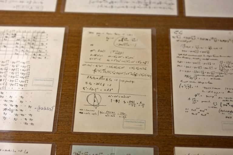 Des pages manuscrites du physicien Albert Einstein sont exposées à l’université hébraïque de Jérusalem, le 6 mars 2019. © Menahem Kahana, AFP