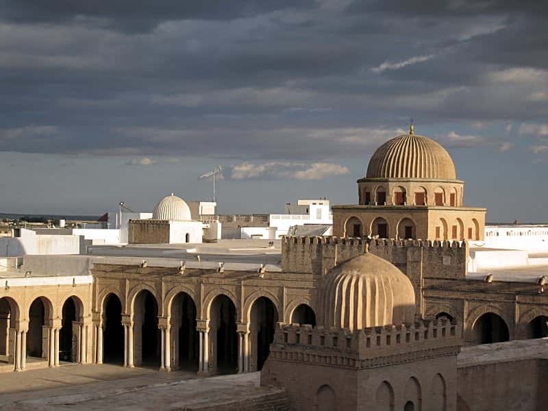 Toits plats et dômes de la Grande Mosquée de Kairouan, en Tunisie. © Christian, Wikimedia Commons, CC by-sa 2.0