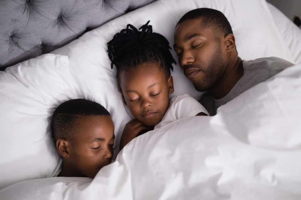 Dormir avec des enfants, une source de stress qui diminue la qualité du sommeil selon les chercheurs de l'université de l'Arizona. © wavebreak3, Adobe Stock