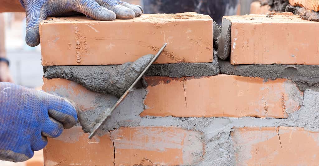 Construction d'un mur. © Brizmaker, Shutterstock