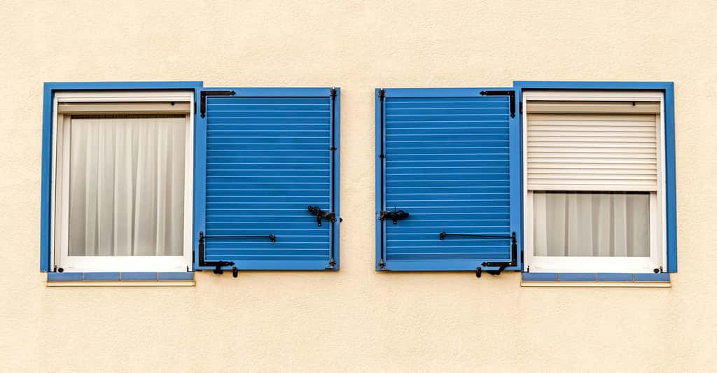 Motorisation des volets battants : le montage pas à pas. Ici, fenêtres symétriques avec volets bleus à persiennes pouvant être motorisés. © Cataliseur30, Fotolia