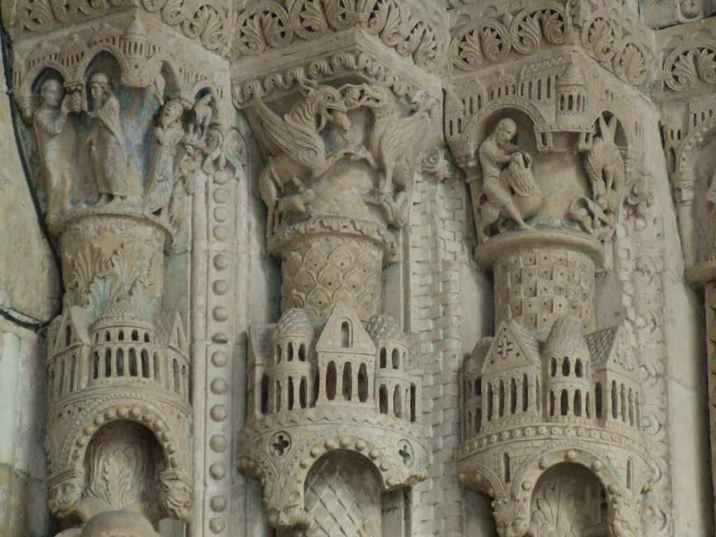 Chapiteaux sculptés surplombant les statues-colonnes d’un portail de la cathédrale Saint-Étienne de Bourges. © DP
