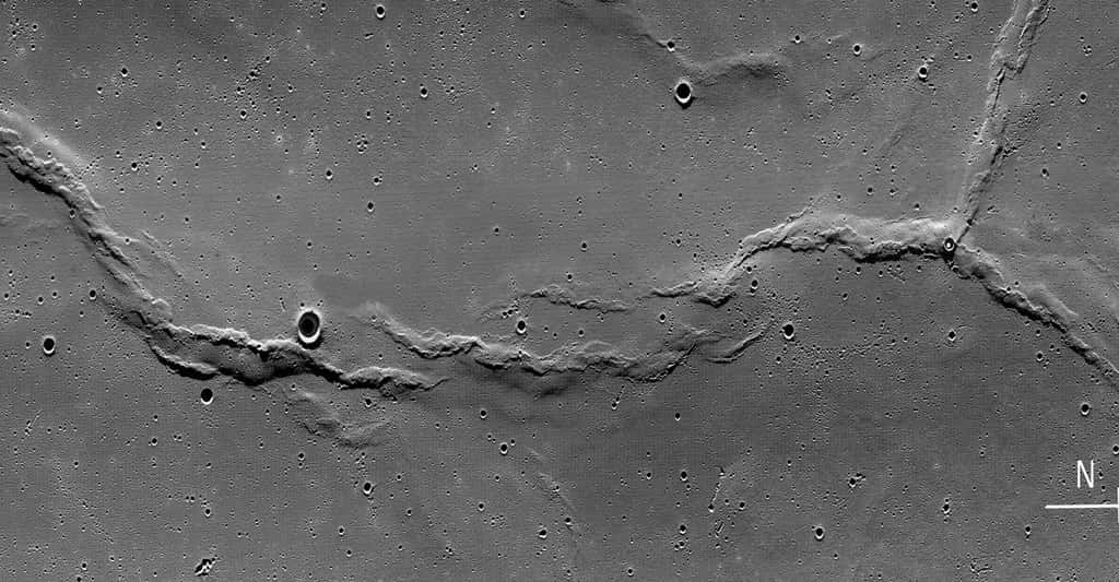 Dorsale lunaire Dorsa Smirnov située sur la face visible de la Lune. © Nasa/LRO LROC Team, DP