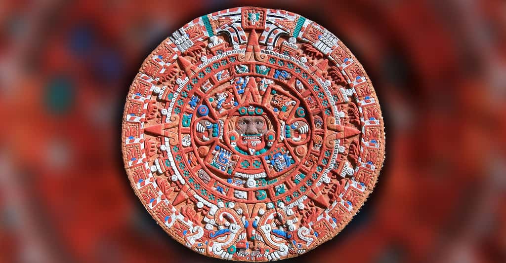 La formation des calendriers dépend de chaque civilisation et culture. À l'image : un calendrier aztèque rivalisant d’ingéniosité, avec des couleurs or et bleu-vert. © Ancheta Wis, CC by-sa 2.5