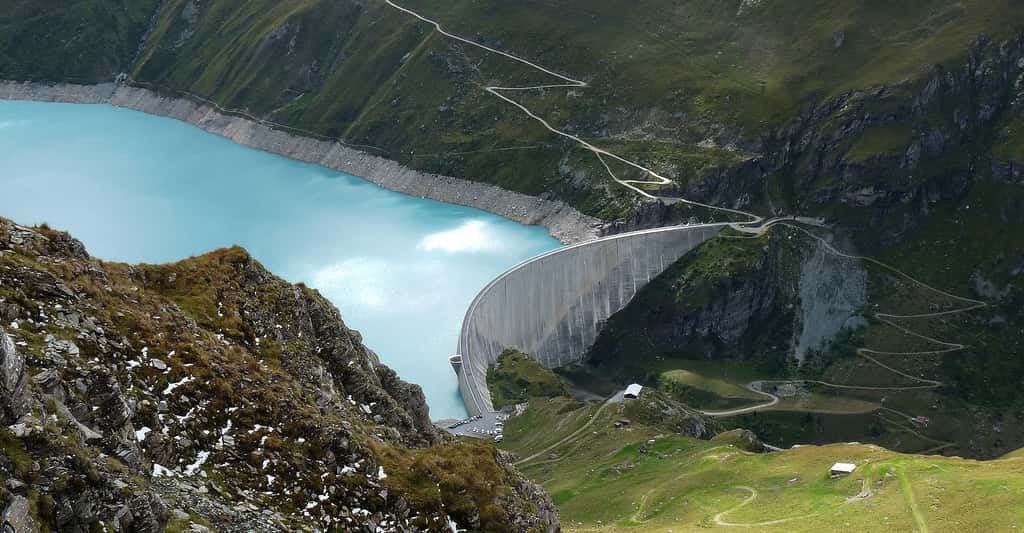 Vue sur le lac de barrage de Moiry (Valais, Suisse). © Ji-Elle, <em>Wikimedia commons</em>, CC BY-SA 3.0