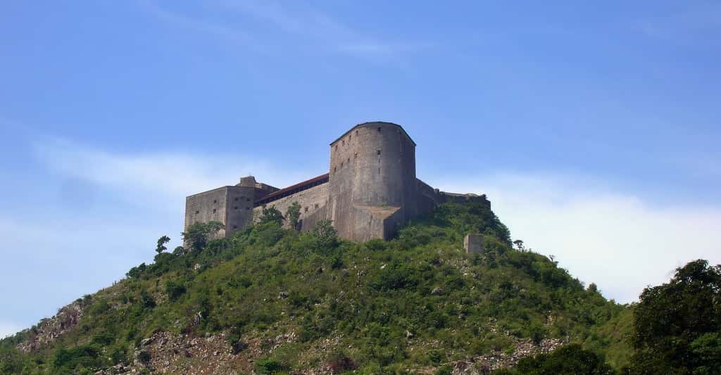 La citadelle Laferrière, près de Milot en Haïti, vue depuis le chemin d'accès. © Rémi Kaupp, <em>Wikimedia,</em> CC by-sa 3.0 