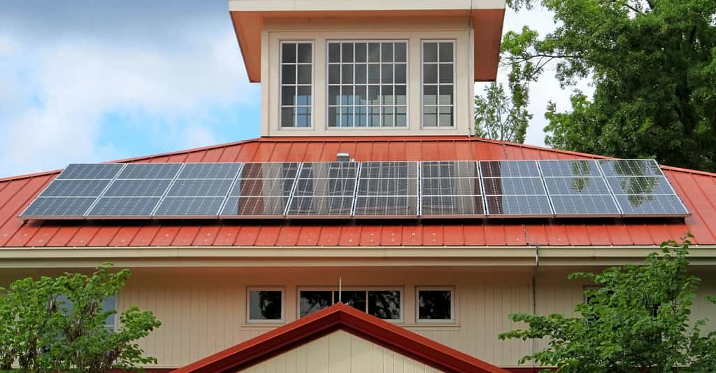 Insertion de panneaux solaires sur une toiture. © Skeeze, Pixabay, DP