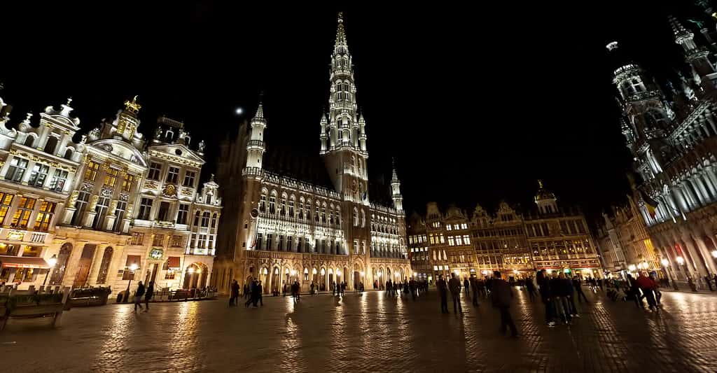 La nuit, la Grand-Place de Bruxelles, classée au patrimoine mondial de l’Unesco, étincelle de mille feux. Par son architecture flamboyante, la Grand-Place fait depuis 1000 ans la fierté des Bruxellois, au même titre que l’Atomium ou le mondialement <a name="_GoBack"></a>célèbre Manneken Pis.  © Diana Popescu - CC BY-SA 3.0