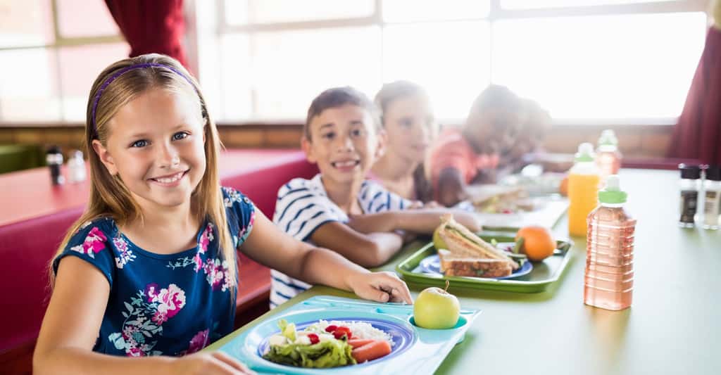  Les cantines scolaires françaises servent chaque année un milliard de repas à sept millions d’enfants, un vrai enjeu pour le climat ! © WavebreakmediaMicro, Fotolia 