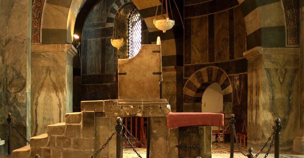 Quel lien entre Charlemagne et l'école ? Ici, trône de Charlemagne à la cathédrale d'Aix-la-Chapelle, en Allemagne. © Holger Weinandt, <em>Wikimedia Commons</em>, CC by-sa 3.0