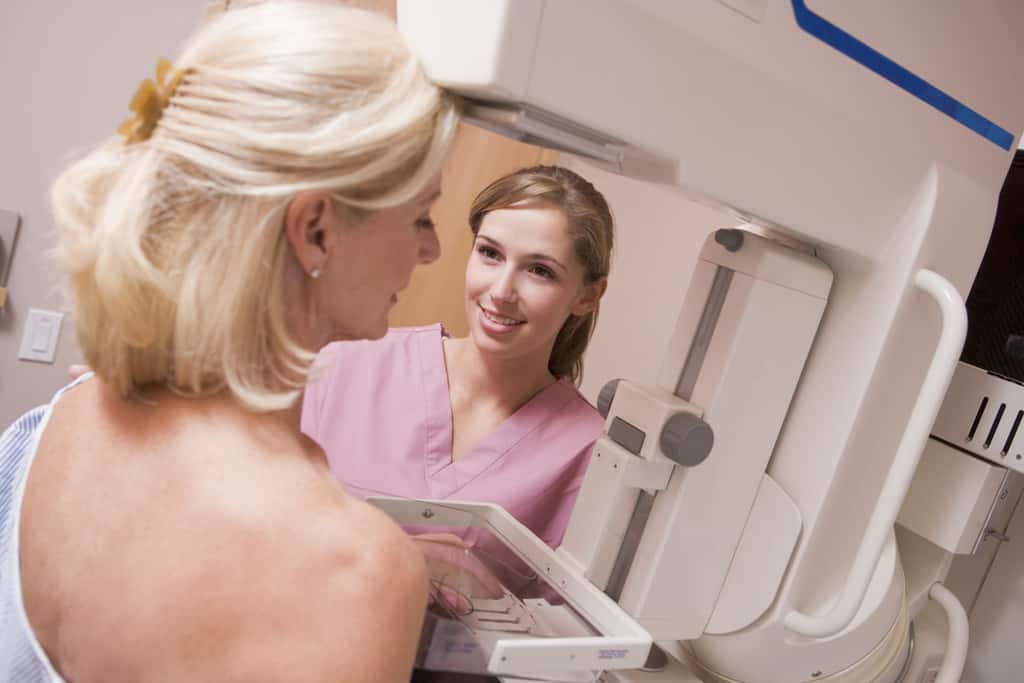 Palpation des seins et mammographie : deux examens qui permettent de détecter une éventuelle tumeur assez tôt pour traiter la patiente efficacement. Ils font partie du <em>check-up</em> santé à réaliser à la ménopause. © Monkey Business, Fotolia