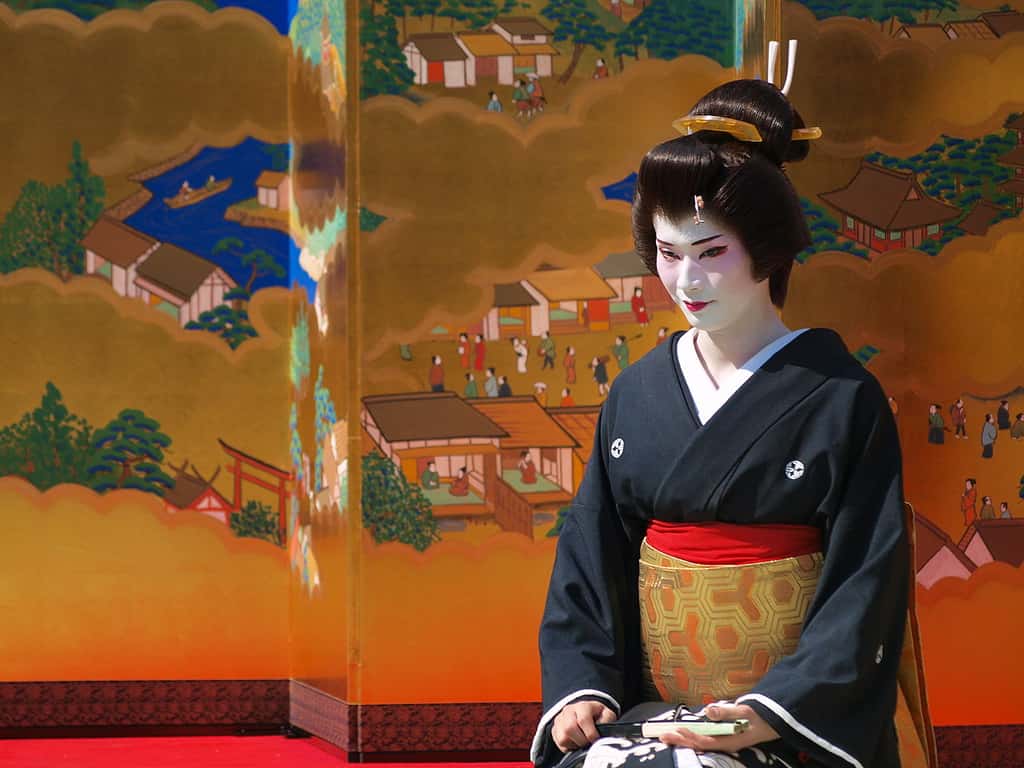 Geisha à Asakusa. Le mot « geisha » peut être interprété comme « personne d’arts » ou « femme qui excelle dans le métier de l'art ». © Kondo Atshushi, Wikimedia Commons, cc by 2.0