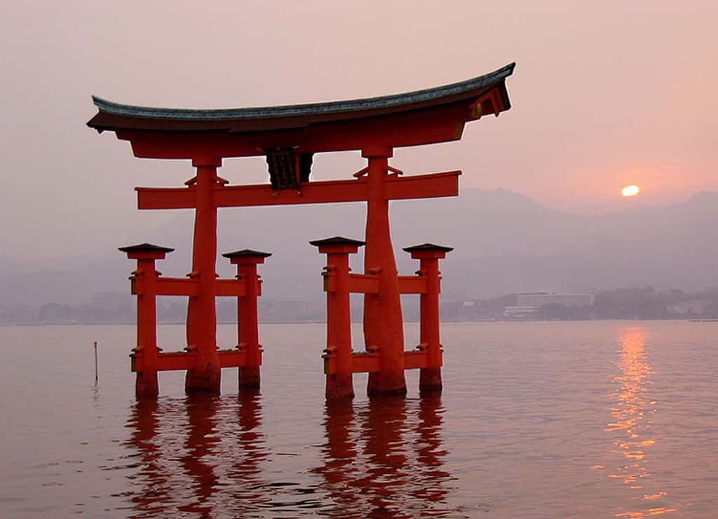 Torii du sanctuaire d'Itsukushima, à Miyajima, dans la province d'Hiroshima au Japon. © Alex Tora, Domaine Public