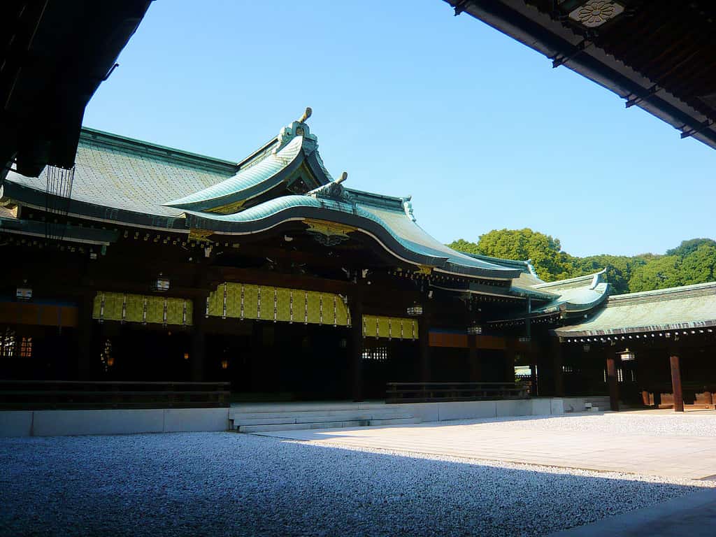 Le sanctuaire Meiji, aussi appelé Meiji-jingū, le reflet de l’architecture japonaise, est le plus grand lieu de culte shintoïste du pays. © Stefan Le Dû Creative Commons Paternité – Partage des conditions initiales à l’identique 2.0 générique 