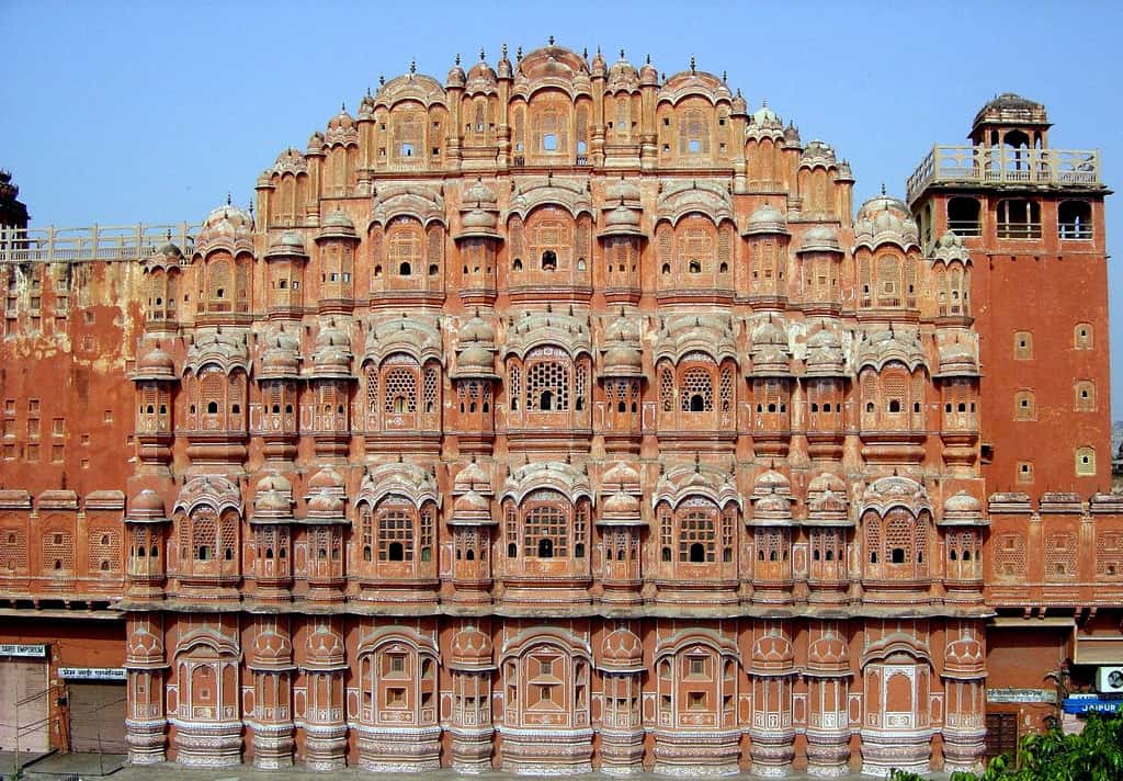 Le Hawa Mahal, ou palais des vents, est un bâtiment construit au XVIII<sup>e</sup> siècle à Jaipur, capitale du Rajasthan en Inde. Il est considéré comme l'une des merveilles de l'architecture rajput. © Joanjonc Domaine public