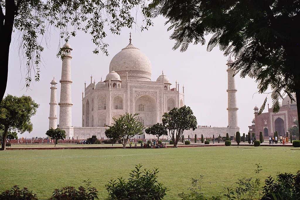 Le Taj Mahal est considéré comme un chef-d’œuvre de l’architecture musulmane en Inde, et attire trois millions de visiteurs chaque année. © Airunp, cc by sa 2.5