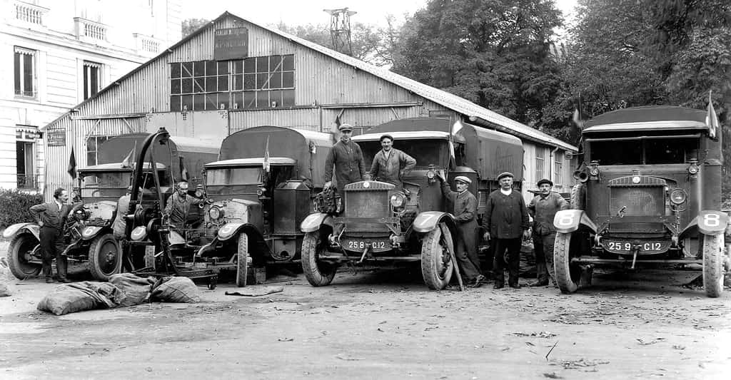 Les quatre camions Berliet après 2.100 km de route en 1925. © CNRS Photothèque / Fonds historique