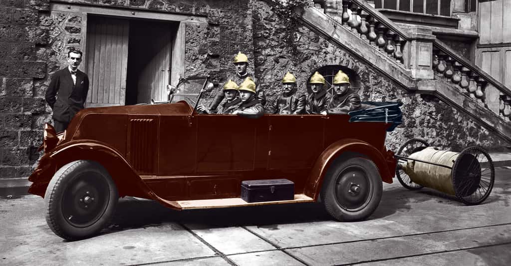Groupe de pompiers avec voiture pompe (juillet 1932). Les pompiers de Meudon ont été les premiers à profiter des inventions mises au point sur le site et rendues nécessaires par les multiples incidents survenus dans les laboratoires. Office national des recherches scientifiques et industrielles et des inventions, Bellevue, Meudon<em>. </em>© CNRS Photothèque / Fonds historique