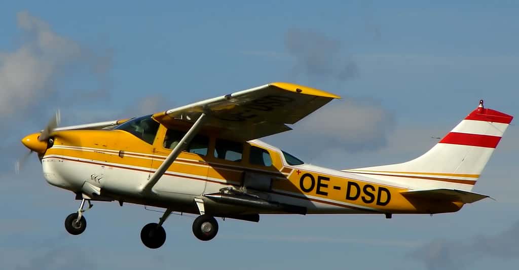 Cessna 210, équipé d’un générateur d’iodure d’argent pour l’ensemencement des nuages.© Christian Jansky, CC BY-SA 2.5