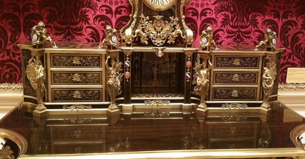 Histoire de l'étain, de François Briot à André-Charles Boulle. Ici, un exemple d'horloge Boulle. © Shani Evenstein, <em>Wikimedia Commons,</em> CC by-sa 4.0