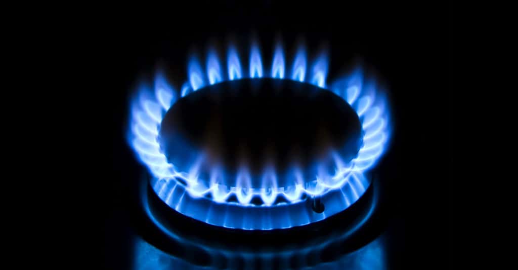 La couleur bleue de la flamme d'une gazinière est due au phénomène de chimiluminescence. © Vovan, Shutterstock