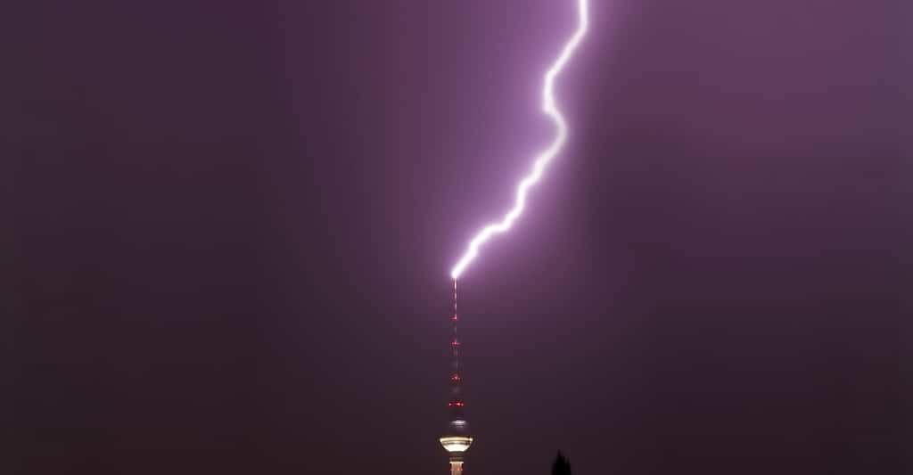 Foudre tombant sur  la TV Tower Berlin. © Matt Biddulph - CC BY-SA 2.0 