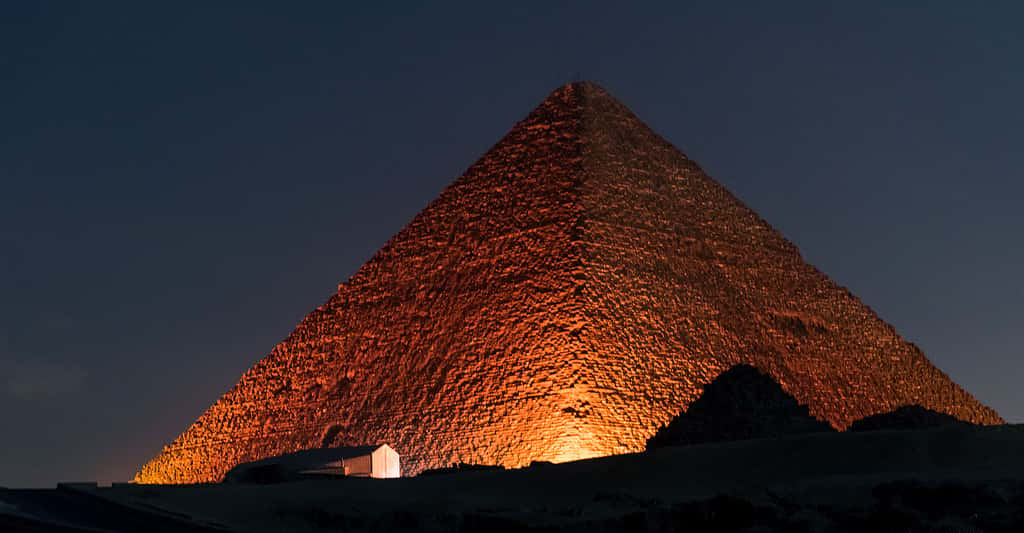 La spectrométrie et la microgravimétrie peuvent-elles révéler les secrets des pyramides ? Ici, la pyramide de Khéops vue de nuit. © Williamsjonathan69, CC by-nc 2.0