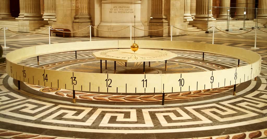 Le pendule de Foucault, au Panthéon (Paris). Lorsque le pendule oscille, il effectue un tour complet en un peu moins de 33 heures. © Clifford A. Pickover