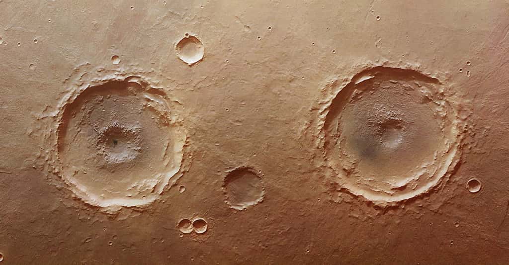 A droite le cratère Arima sur Mars. © ESA/DLR/FU Berlin (G. Neukum)  CC BY-SA 3.0 IGO 