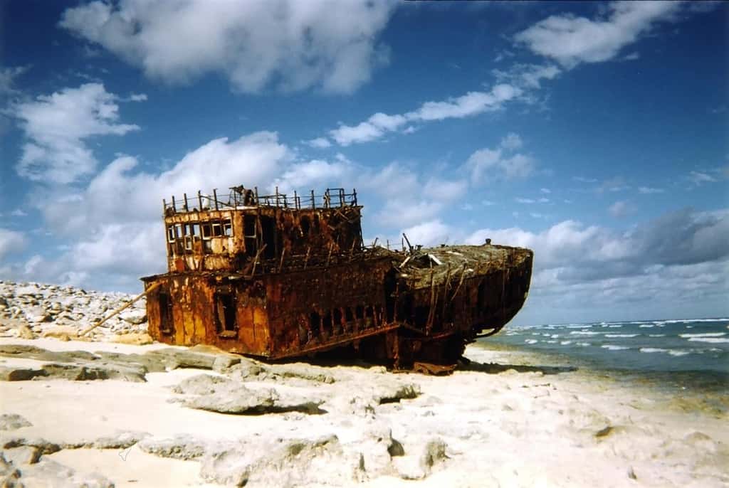 Épave du crevettier réunionnais Mahavel échoué en juillet 1976 sur l'île Europa. © Lionel Rich - CC BY-NC 2.5