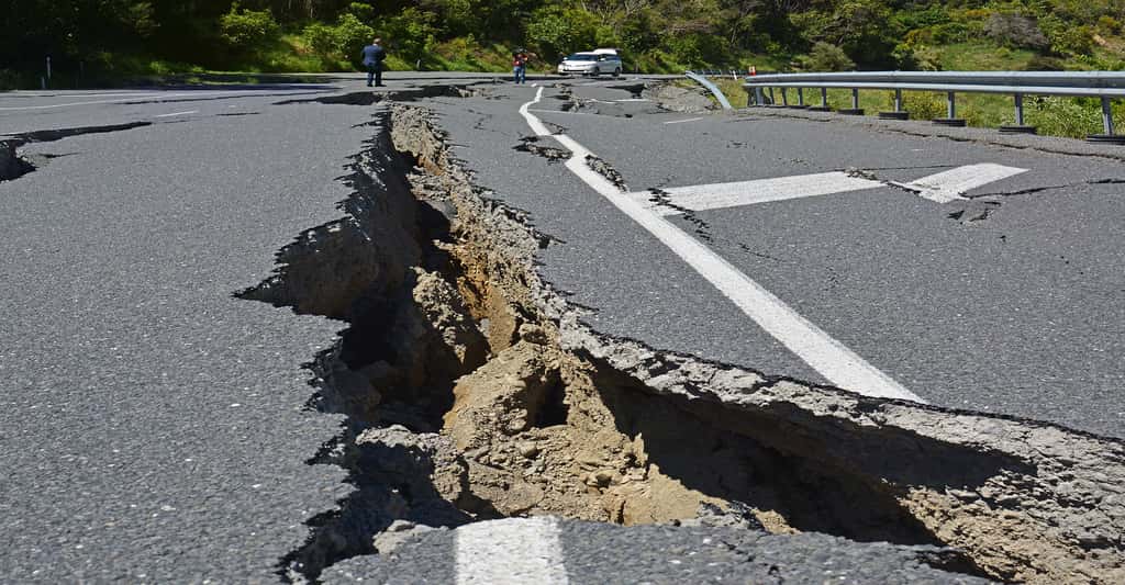 Les tremblements de terre rendent parfois les routes impraticables. © NigelSpiers, Shutterstock