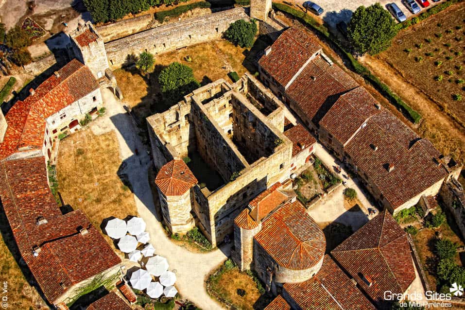  Vue aérienne de Larressingle, dans le Gers. Cette commune fait partie des « Plus beaux villages de France », et est à inscrire au programme des amateurs de tourisme dans le Gers. © D. Viet, TourismeMidiPyrenees, Flickr, cc by nc nd 2.0