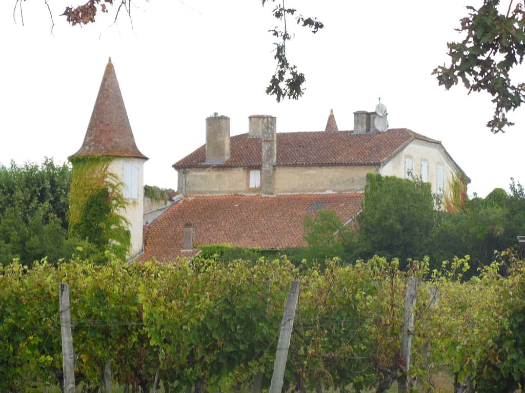  L’armagnac est produit dans le Gers, mais aussi les landes et le Lot-et-Garonne. À l’image, le château Juliac de Betbezer-d'Armagnac, dans le département des Landes. © Jibi44, Wikimedia Commons, cc by sa 3.0