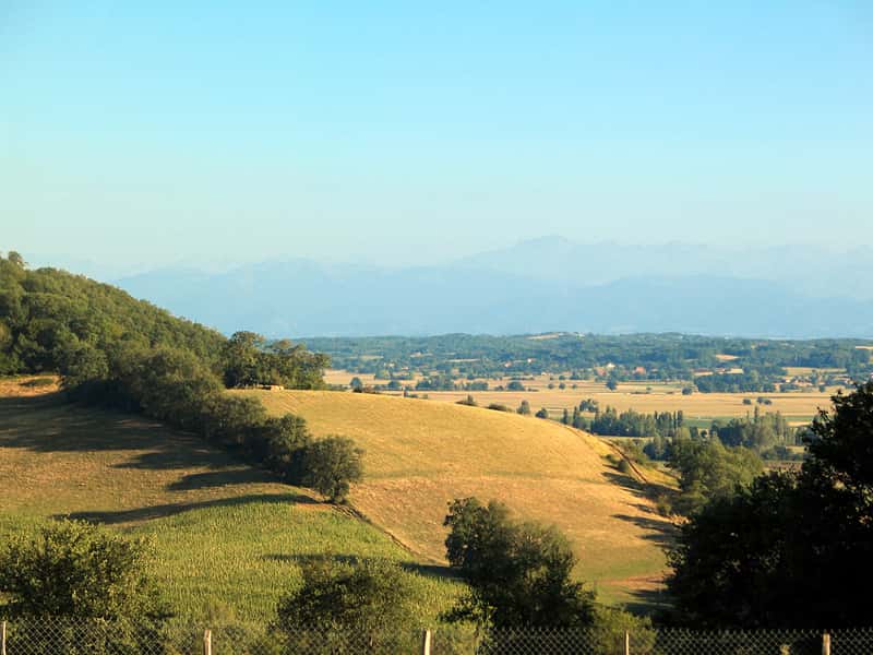  Paysage dans les environs de Marciac, dans le Gers. En arrière-plan, on peut distinguer la chaîne des Pyrénées. © Jean-Noël Lafargue